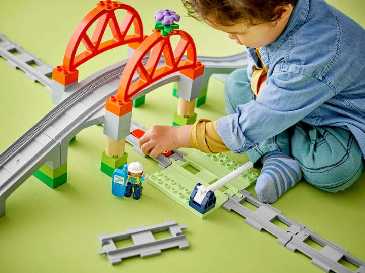 Vorschaubild 2 LEGO duplo 10426 Eisenbahnbrücke und Schienen – Erweiterungsset
